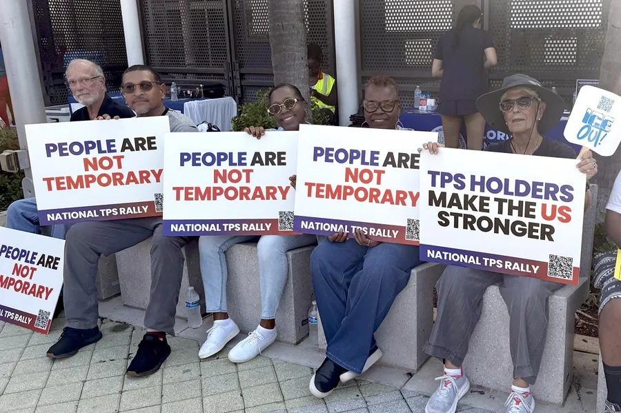 Fotografía de archivo de haitianos sosteniendo carteles durante una manifestación que pide el Estatus de Protección Temporal frente al Centro Cultural de la Pequeña Haití en Miami, Florida (EE.UU). EFE/Pablo Urbón