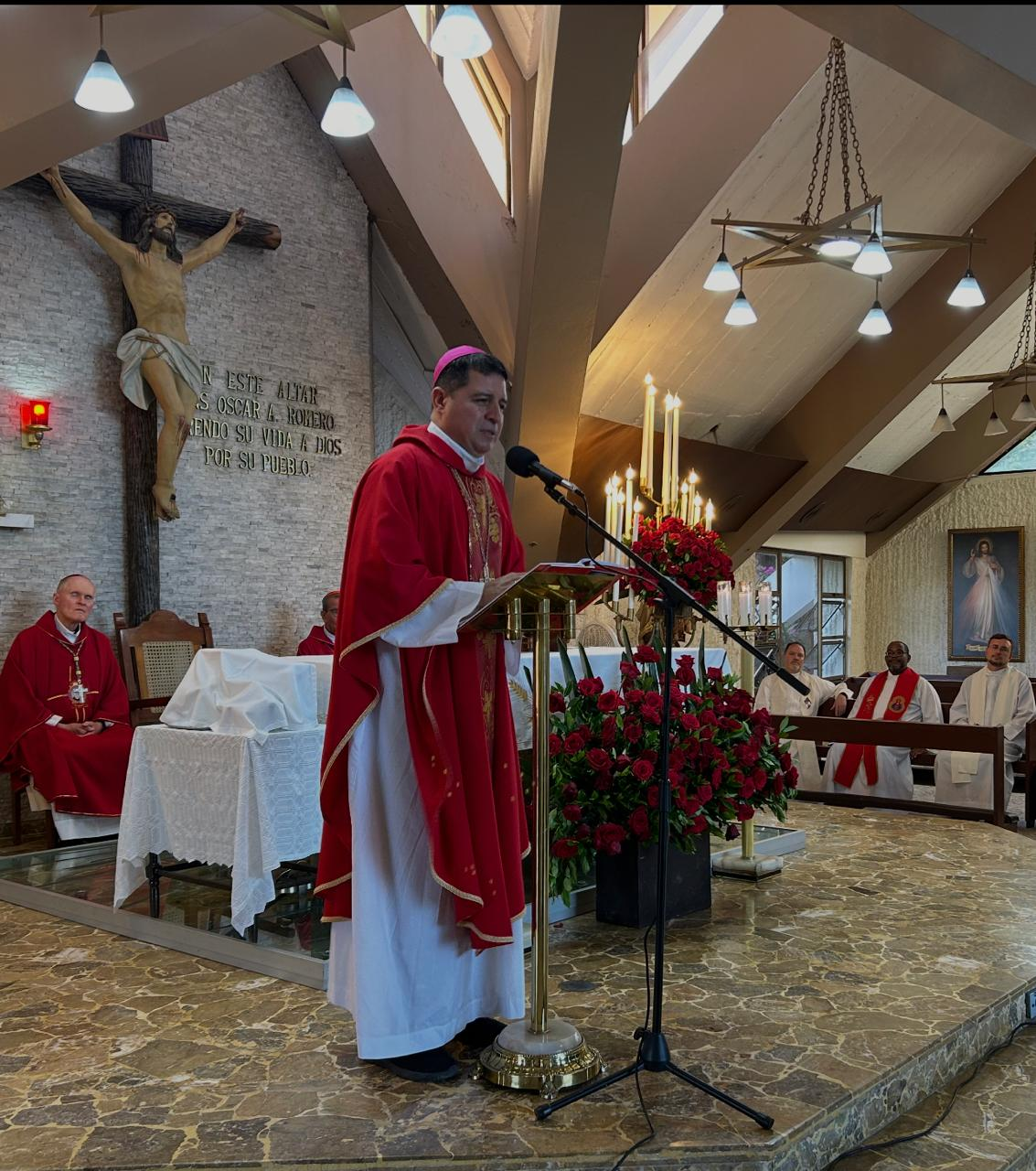 Monseñor Evelio Menjívar-Ayala, oficiando una misa en la capilla del Hospital La Divina Providencia, en San Salvador, donde fue asesinado San Romero en marzo de 1980.