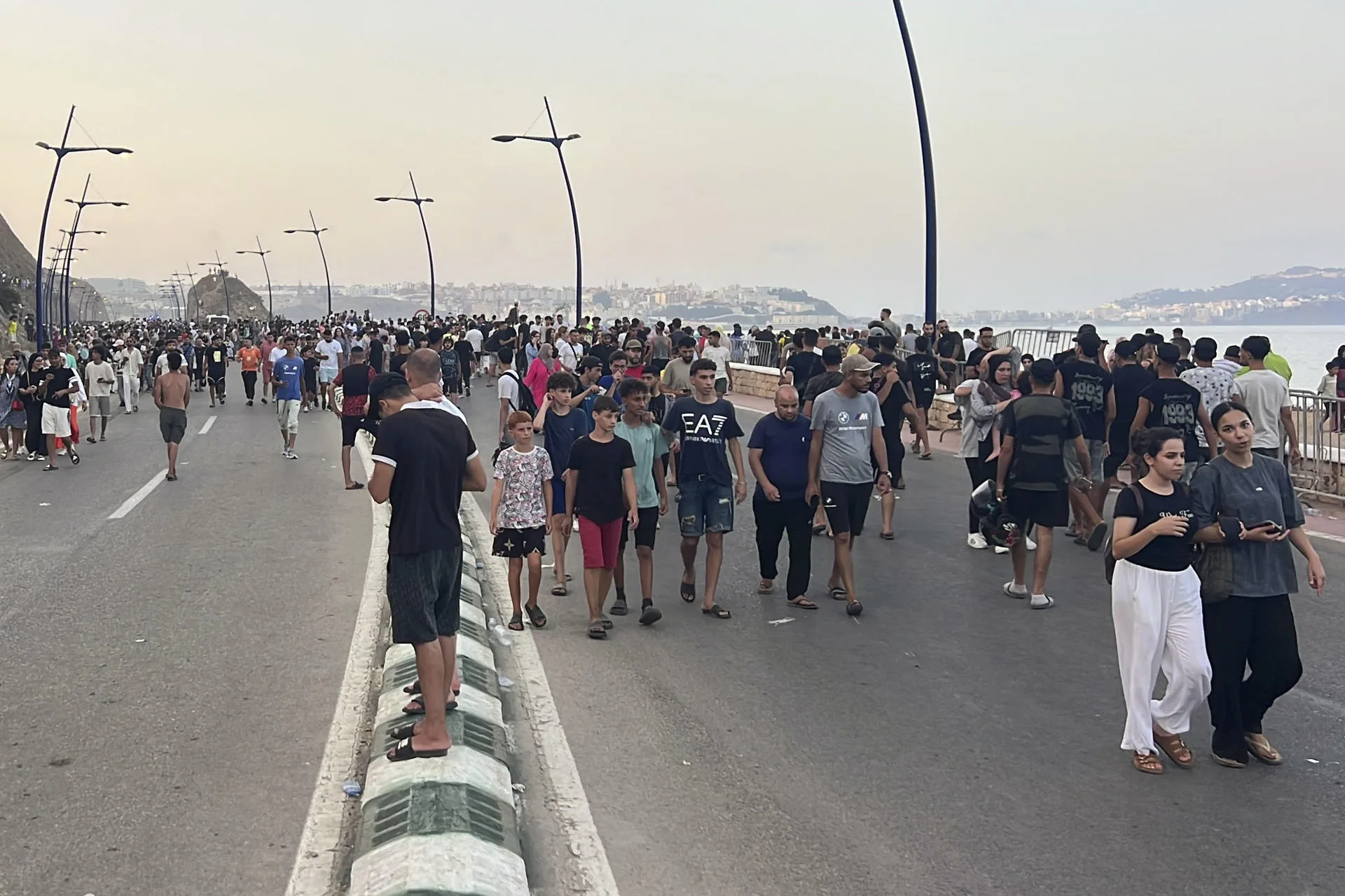 Miles de personas han seguido llegando a Castillejos a lo largo del día con el objetivo de cruzar a España, una marea humana que se extendía a lo largo de más de cinco kilómetros y que finalmente desbordó a la policía marroquí.