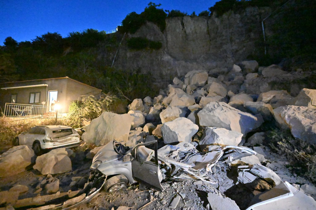 Este temblor se produjo a seis kilómetros de Nápoles, en la zona de Campos Flégreos a las 19:46 horas en la localidad de Pozzuoli y se sintió claramente en la ciudad de Nápoles