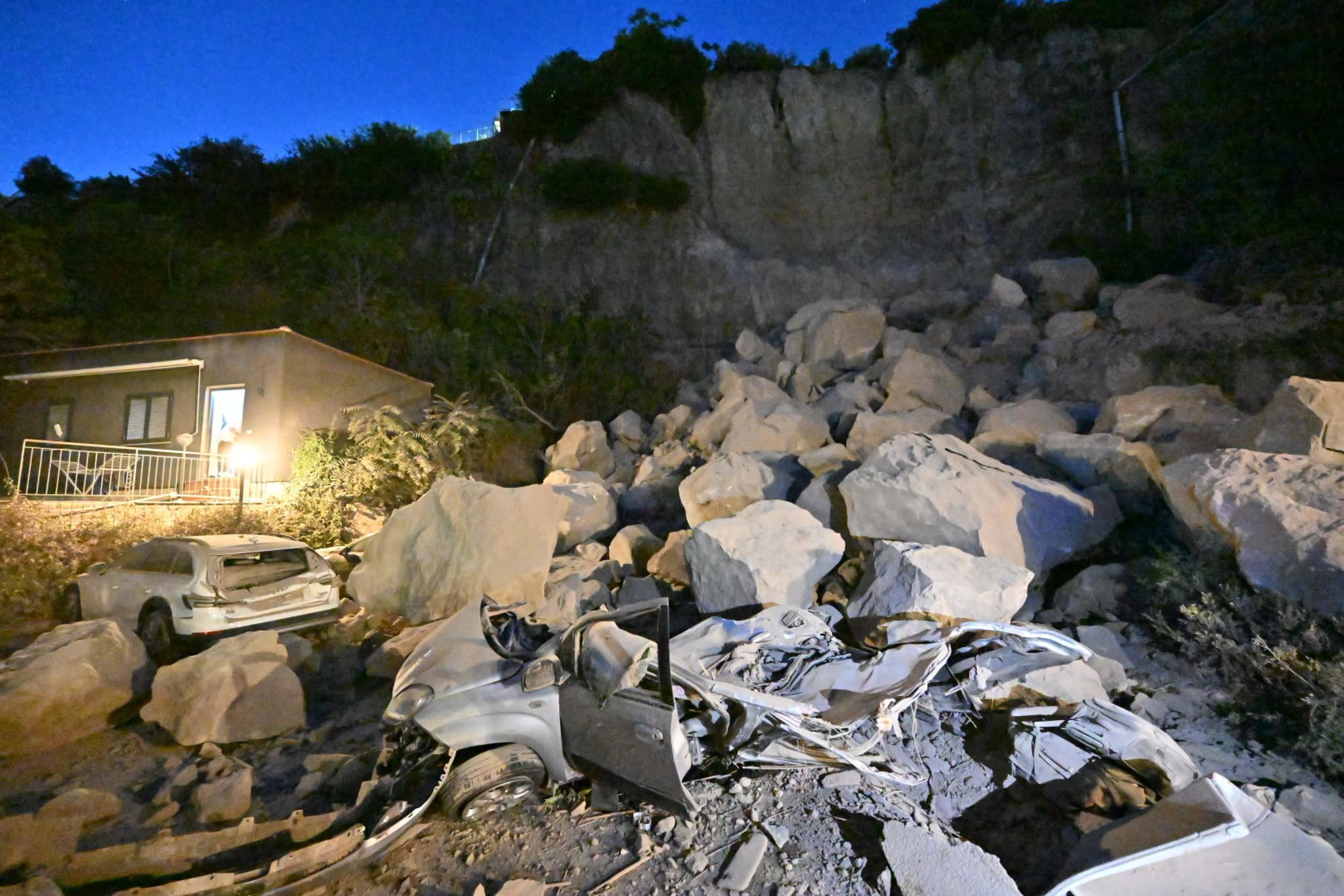 Este temblor se produjo a seis kilómetros de Nápoles, en la zona de Campos Flégreos a las 19:46 horas en la localidad de Pozzuoli y se sintió claramente en la ciudad de Nápoles