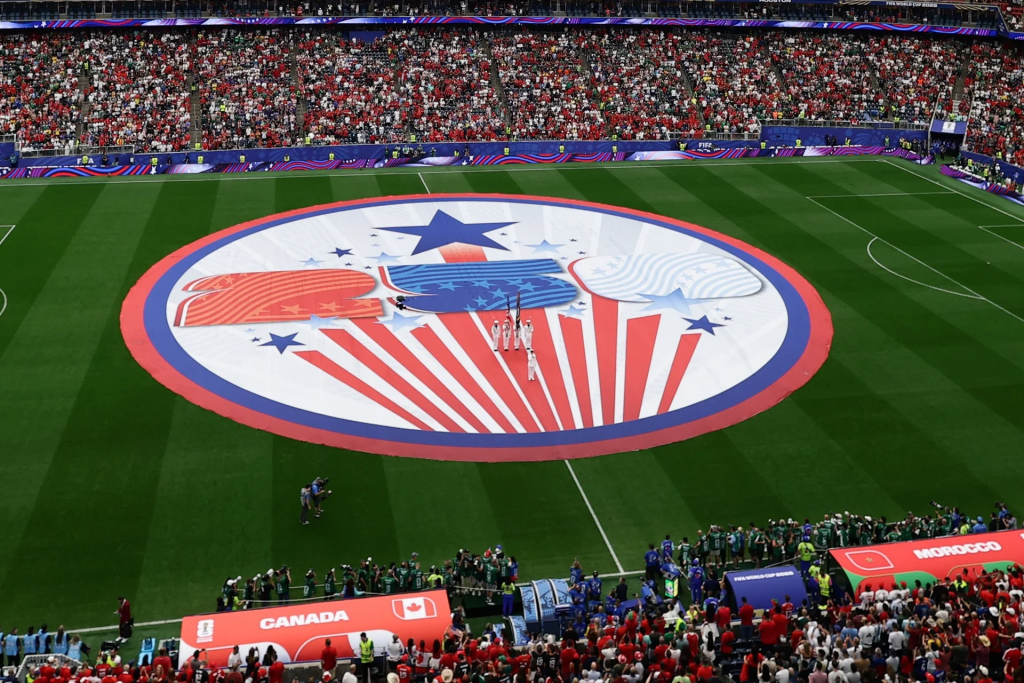 lona especial en el campo del NRG Stadium de Houston en los prolegómenos del duelo de octavos de final del Mundial entre Canadá y Marruecos