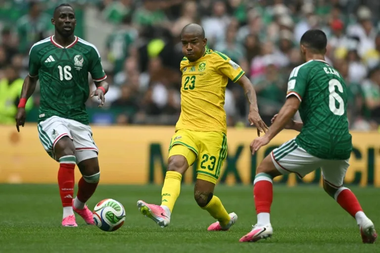 El sudafricano Jayden Adams (centro) entre los mexicanos Julián Quiñones (izquierda) y Erik Lira (derecha) durante el partido inaugural del Mundial. En Ciudad de México, el 11 de junio de 2026