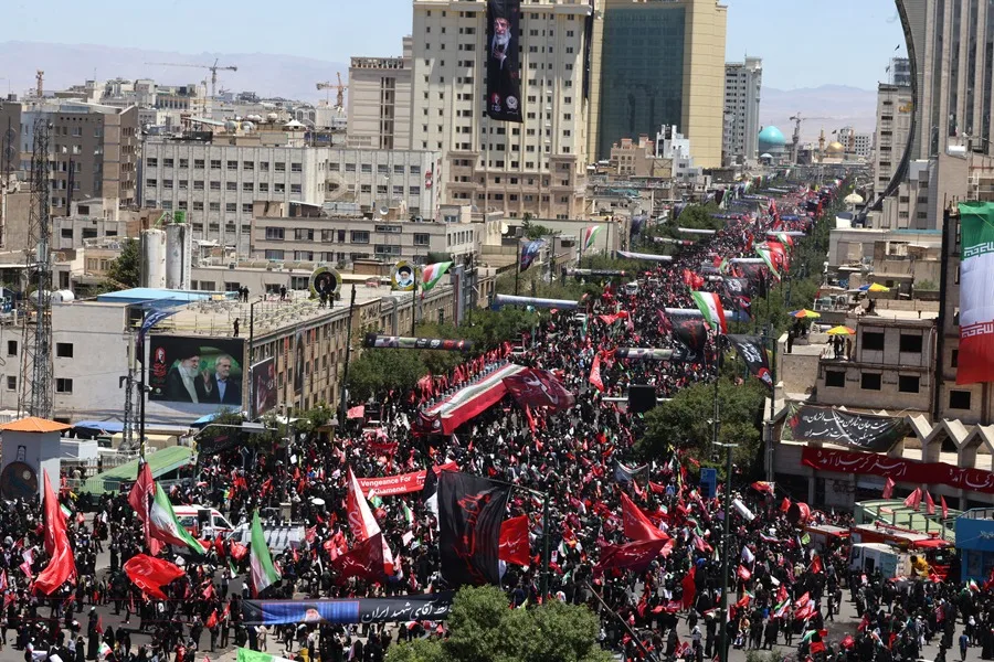 Una marea humana salió a las calles de la ciudad santa de Qom, al sur de Teherán, para despedir a Alí Jamenei en el cuarto día de los funerales del exlíder supremo iraní