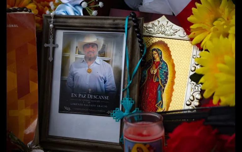 Fotografía que muestra una imagen del migrante mexicano Lorenzo Salgado en un altar en su honor este viernes, en el sitio donde fue asesinado en Houston. EFE