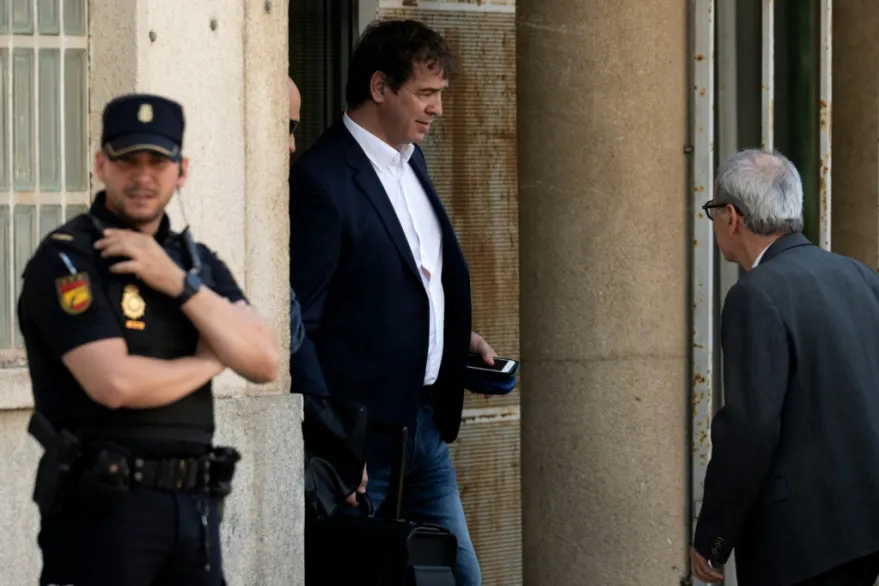 La corte sentenció a David Sánchez, hermano menor del dirigente socialista Pedro Sánchez, «a la pena de inhabilitación especial para empleo o cargo público» y votar «por tiempo de nueve años», como «autor por cooperación necesaria de un delito de prevaricación administrativa».