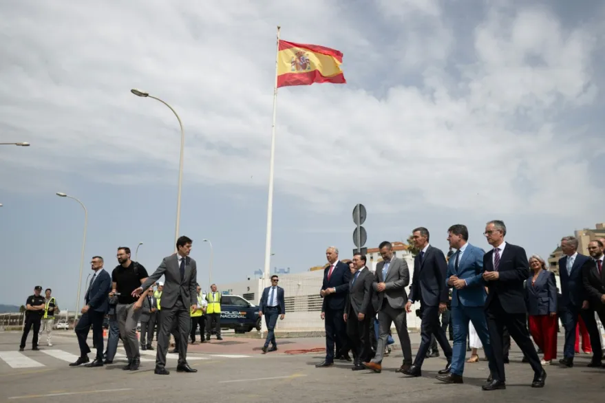 Acto para marcar el fin de la valla metálica que separaba a la población española de La Línea de la Concepción y Gibralta