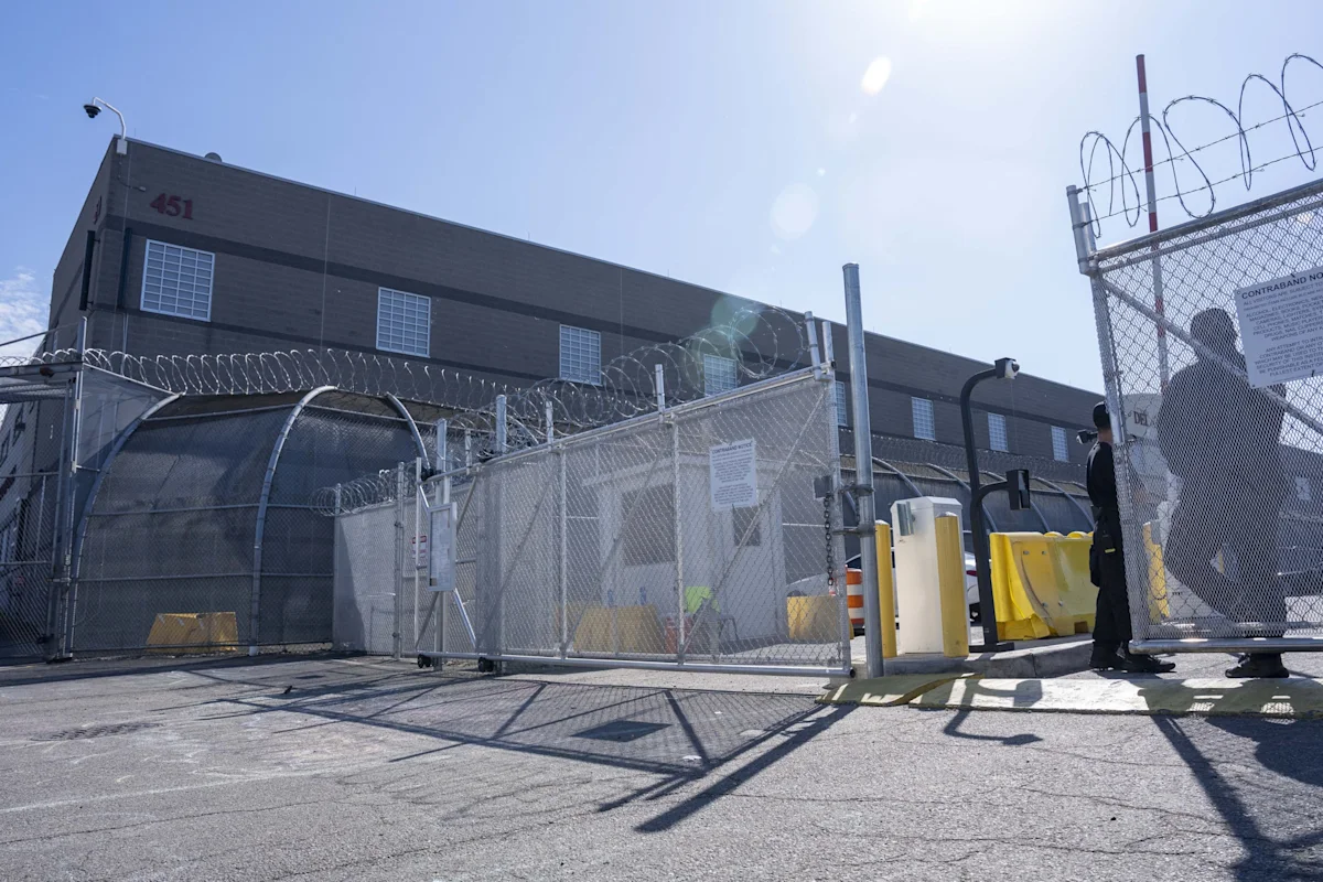 Al menos 15 centros migratorios de ICE llevan más de un año sin inspecciones, según CBS