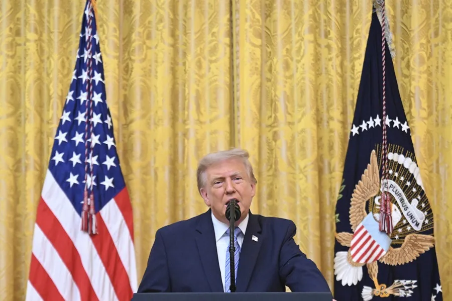 El presidente de Estados Unidos, Donald Trump, se dirige a la nación desde el Salón Este de la Casa Blanca, en Washington (EE.UU.). EFE