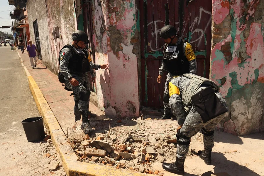 integrantes de la Guardia Nacional de México removiendo escombros provocados por el sismo de 7.4 registrado este viernes, en Tapachula (México). EFE
