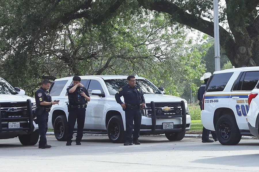 Policías custodian el lugar donde se realiza el funeral del migrante mexicano Lorenzo Salgado, quien fue baleado la semana pasada por un agente del Servicio de Inmigración y Control de Aduanas (ICE), en Houston (EE.UU.). EFE