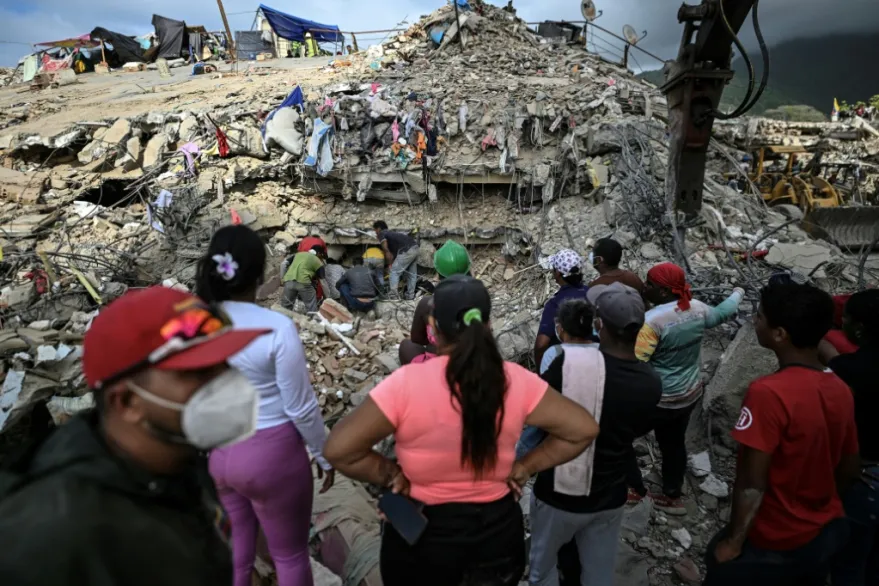 A pocos días de cumplirse un mes de los devastadores terremotos de magnitud 7.2 y 7.5 que azotaron a Venezuela, la cifra de fallecidos alcanza casi los 5,400