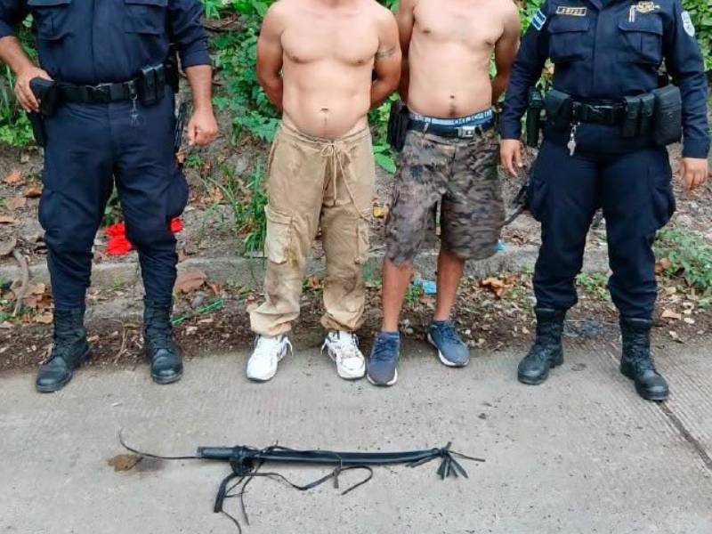 Las autoridades decomisaron el corvo con el que cometieron el delito en La Paz Centro. Foto Cortesía