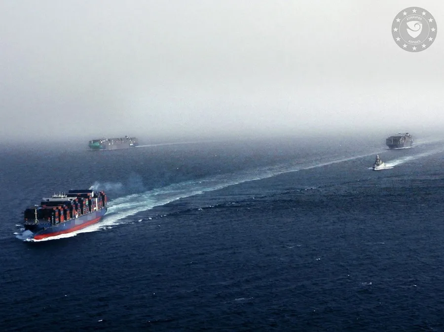 Buques mercantes transitan por el mar Rojo bajo la protección de la fragata italiana BERGAMINI, durante la operación de la UE EUNAVFOR Aspides en el mar Rojo, el océano Índico y el Golfo, tras el reciente ataque de los hutíes contra un buque saudí en el mar Rojo. EF