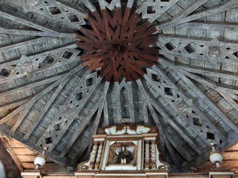Plafón ochavado de madera tallada con la cúpula central en relieve de la Parroquia Santa Cruz de Roma de Panchmalco.