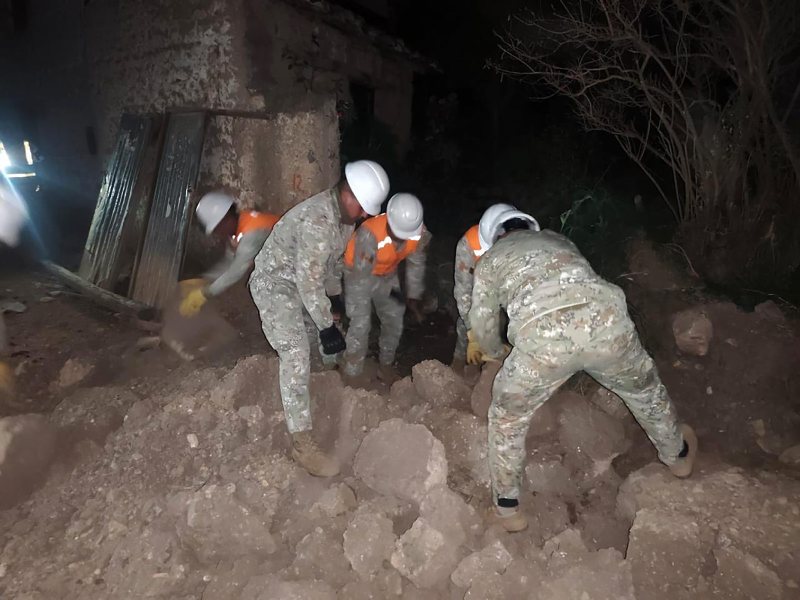 Fotografía cedida este domingo por el Ministerio de Defensa de Perú que muestra a integrantes de las Fuerzas Armadas removiendo escombros tras un sismo en la provincia de Chupaca, en la región de Junín (Perú).