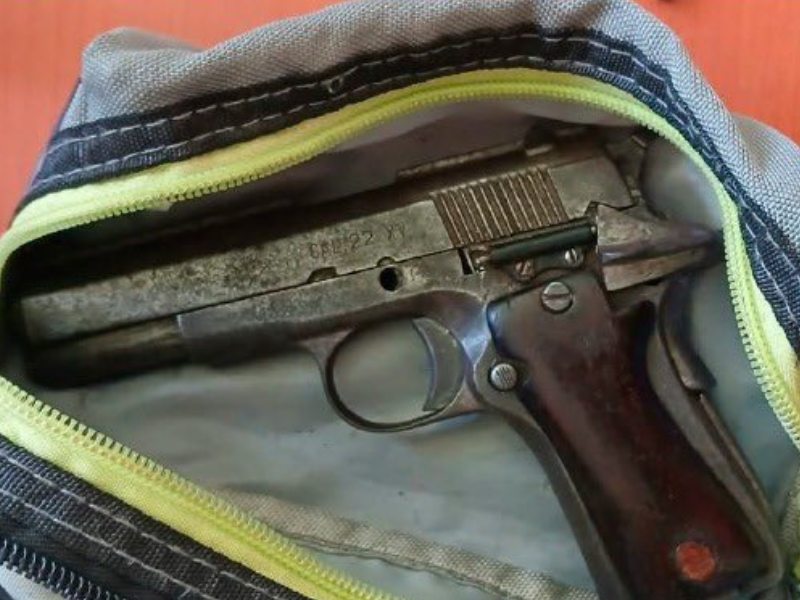La Policía decomisó el arma de fuego utilizada en la escuela de Santa Ana. Foto EDH/Cortesía