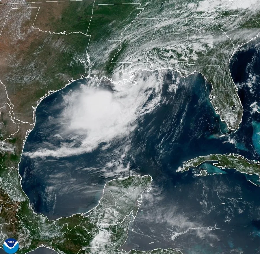 Fotografía satelital cedida este miércoles por la Oficina Nacional de Administración Oceánica y Atmosférica (NOAA) a través del Centro Nacional de Huracanes (NHC) que muestra la localización de la tormenta tropical Bertha entrando por el sureste del estado de Luisiana (EE.UU.). EFE