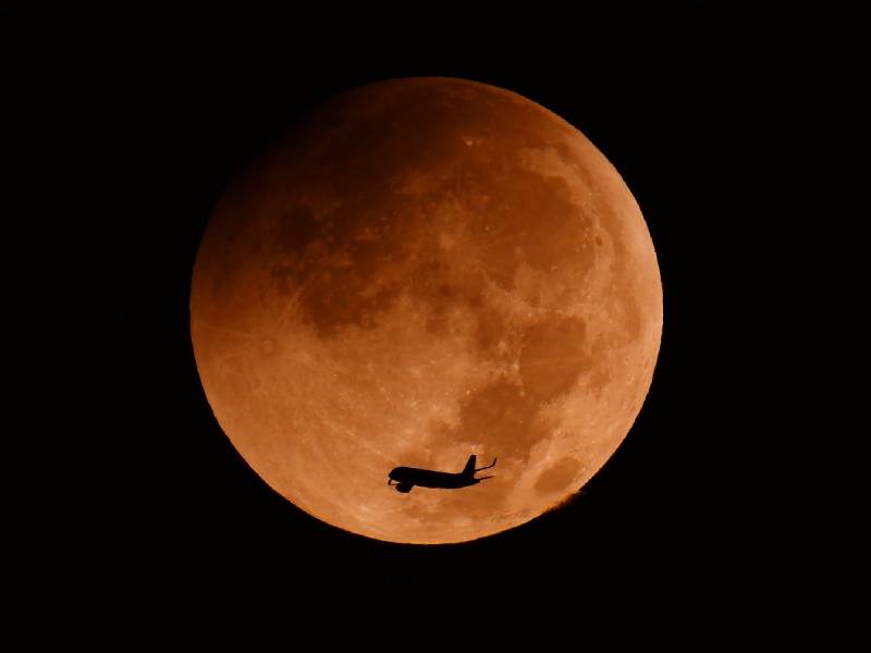 La fase penumbral del eclipse lunar parcial da inicio sobre la ciudad costera de Netanya, Israel.