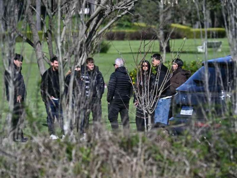 Lionel Messi y su familia vestidos de luto caminan juntos durante el entierro de Jorge Messi en Rosario.