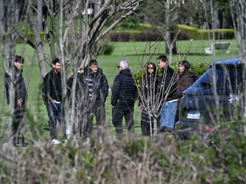 Lionel Messi y su familia vestidos de luto caminan juntos durante el entierro de Jorge Messi en Rosario.