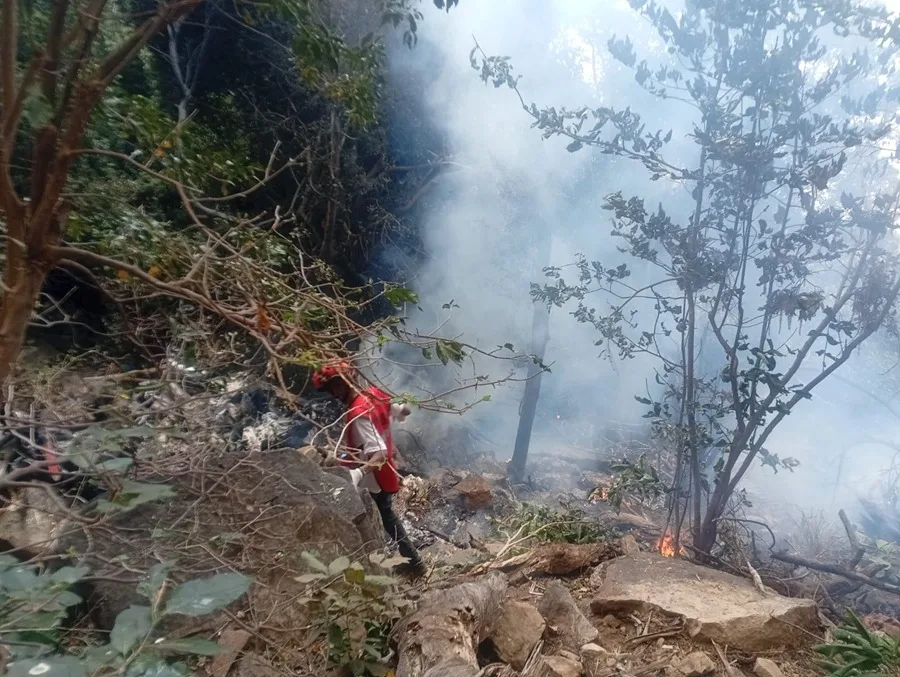 Una fotografía facilitada por la Cruz Roja de Kenia muestra a un miembro del equipo de respuesta a emergencias trabajando cerca del lugar del accidente de un helicóptero este miércoles, en el condado de Samburu (Kenia). EFE