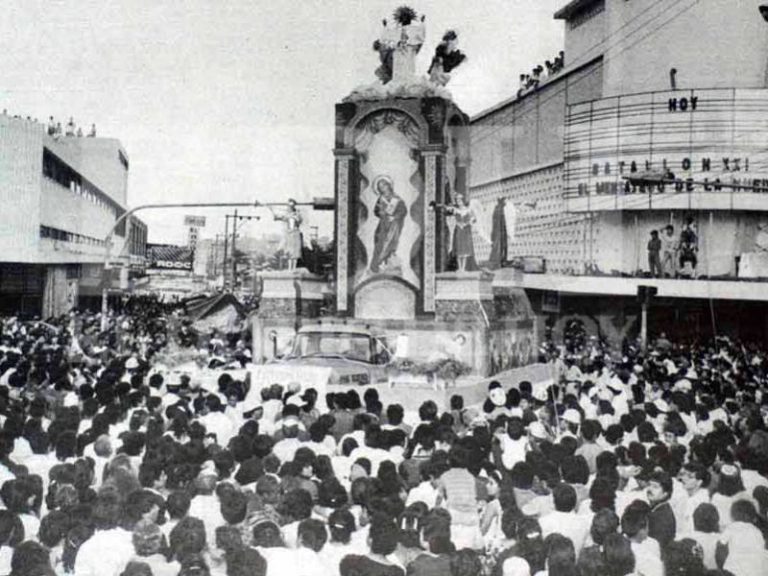 Feligreses presencian la Bajada del Divino Salvador del Mundo durante las Fiestas Agostinas de 1989.
