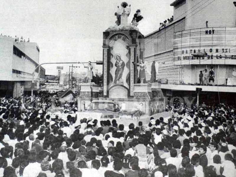 Feligreses presencian la Bajada del Divino Salvador del Mundo durante las Fiestas Agostinas de 1989.