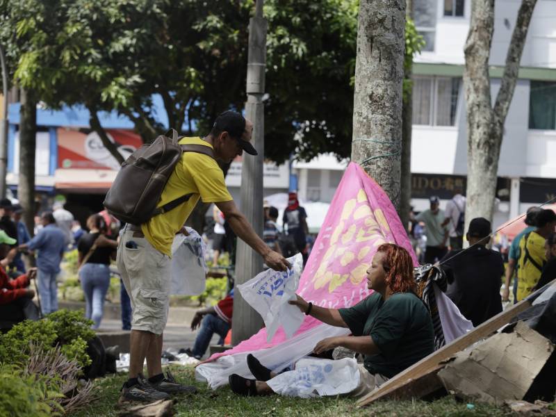La ayuda mutua sostiene a las familias instaladas en parques públicos tras el sismo de 7,4 en Colombia.