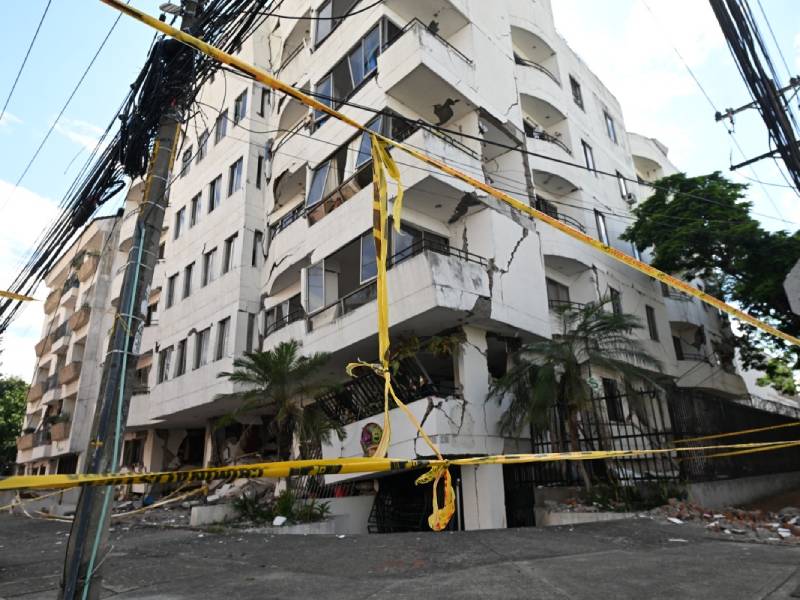 Fachada agrietada y con daños estructurales de una edificación en el barrio Los Cambulos tras el sismo.