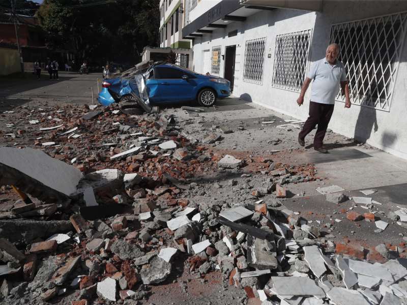 Un hombre observa escombros tras un fuerte temblor este lunes, en Cali (Colombia). Un temblor de magnitud 7,4 sacudió gran parte de Colombia, según el Servicio Geológico Colombiano (SGC), y las autoridades informaron de daños en varias ciudades como Manizales, Cali y Pereira. EFE/ Ernesto Guzmán