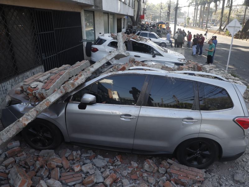 Fotografía que muestra un vehículo afectado por un muro tras un fuerte temblor este lunes, en Cali (Colombia). Un temblor de magnitud 7,4 sacudió gran parte de Colombia, según el Servicio Geológico Colombiano (SGC), y las autoridades informaron de daños en varias ciudades como Manizales, Cali y Pereira. El temblor fue sentido en Panamá. EFE/ Ernesto Guzmán