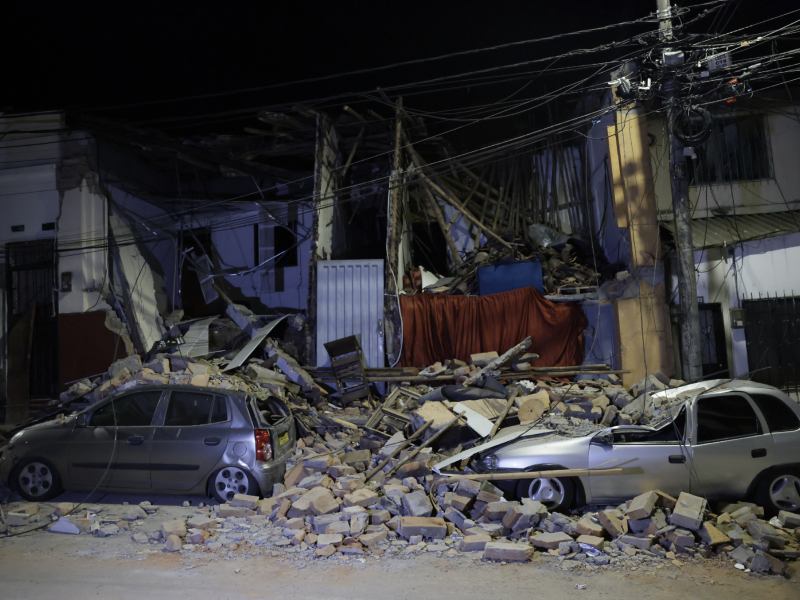 Fotografía que muestra vehículos afectados luego de un terremoto de magnitud 7,4 este lunes, en Pereira (Colombia). EFE/ Carlos Ortega