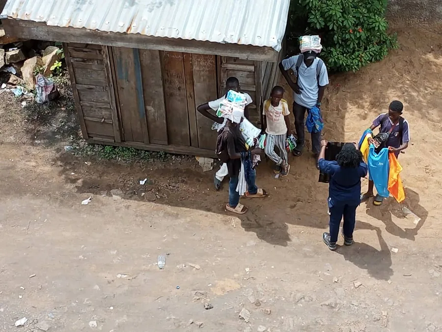 Fotografía cedida por el hondureño Brayan Sánchez de personas en la zona donde vive tras su deportación desde EE.UU., en Bangui (República Centroafricana)