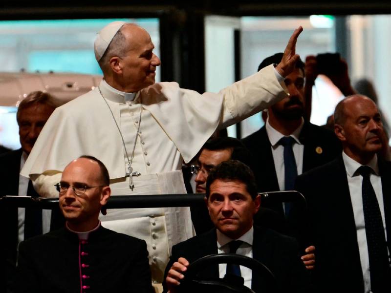 El papa León XIV oficiando misa en Rímini con una casulla blanca diseñada por Filippo Sorcinelli.V