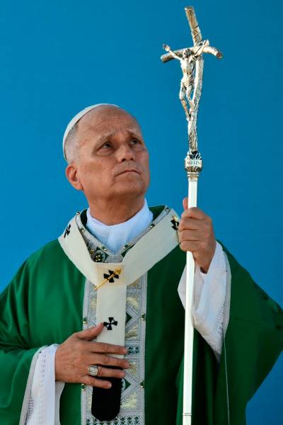 El papa lució una casulla verde y blanca diseñada por Sorcinelli, de 51 años, durante una misa en la ciudad de Rímini.