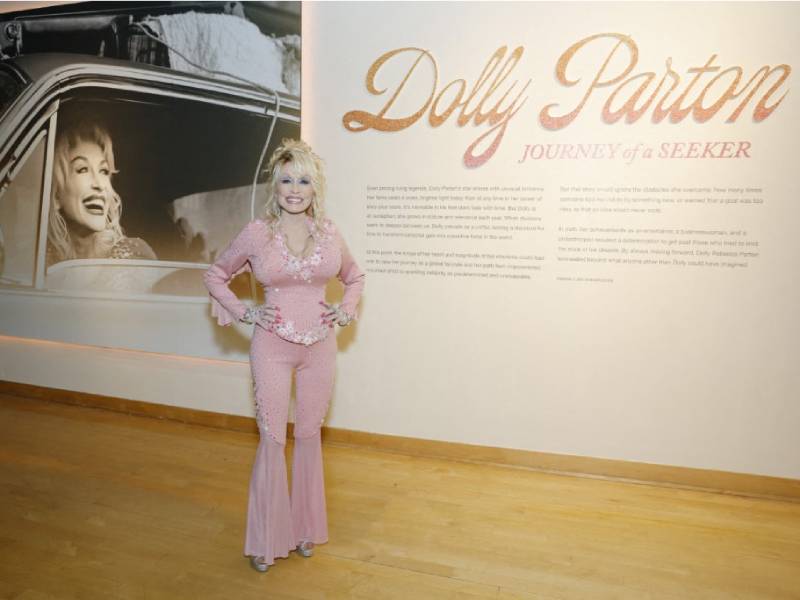 Dolly Parton en la inauguración de su exposición en el Salón de la Fama de la Música Country en Nashville en 2025.