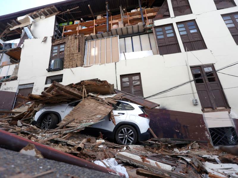 Fotografía que muestra un vehículo afectado tras un fuerte temblor este lunes, en Manizales (Colombia). Al menos dos personas murieron en la capital del departamento de Caldas, por el terremoto de magnitud 7,4 que sacudió buena parte del territorio nacional, según informó el alcalde de esa ciudad, Jorge Eduardo Rojas Giraldo. EFE/ John Jairo Bonilla