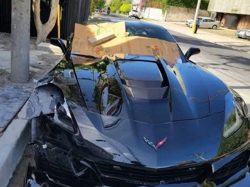 El conductor del vehículo deportivo abandonó el automotor varias cuadras después del accidente. Foto EDH/Archivo