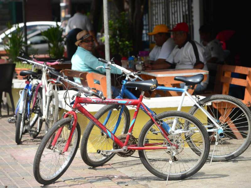 La bicicleta es utilizada en El Salvador como un medio alternativo para desplazarse ante el crecimiento del parque vehicular. Foto EDH/Cortesía