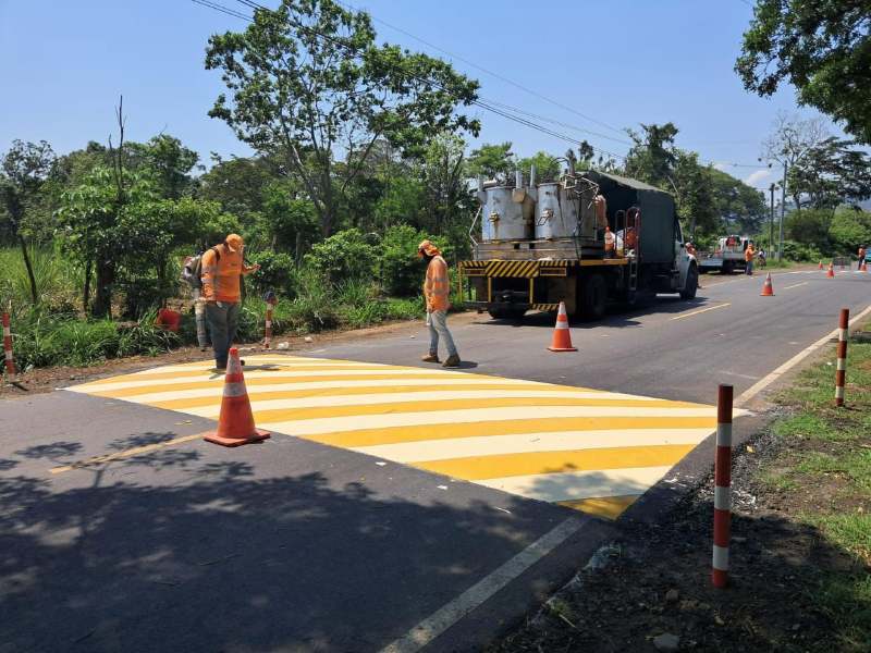 Fovial pinta un túmulo en carretera que conduce hacia San Julián, en Sonsonate. Foto EDH/Cortesía