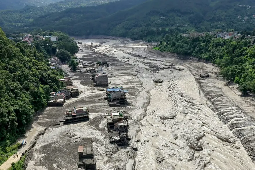El desastre parece haber sido provocado por el derrumbe de un glaciar en las montañas de Nepal cerca del Tíbet chino.