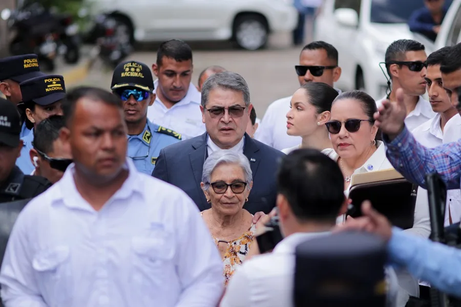 El expresidente de Honduras, Juan Orlando Hernández (c), llegando este lunes a la Corte Suprema de Justicia, en Tegucigalpa (Honduras). EFE