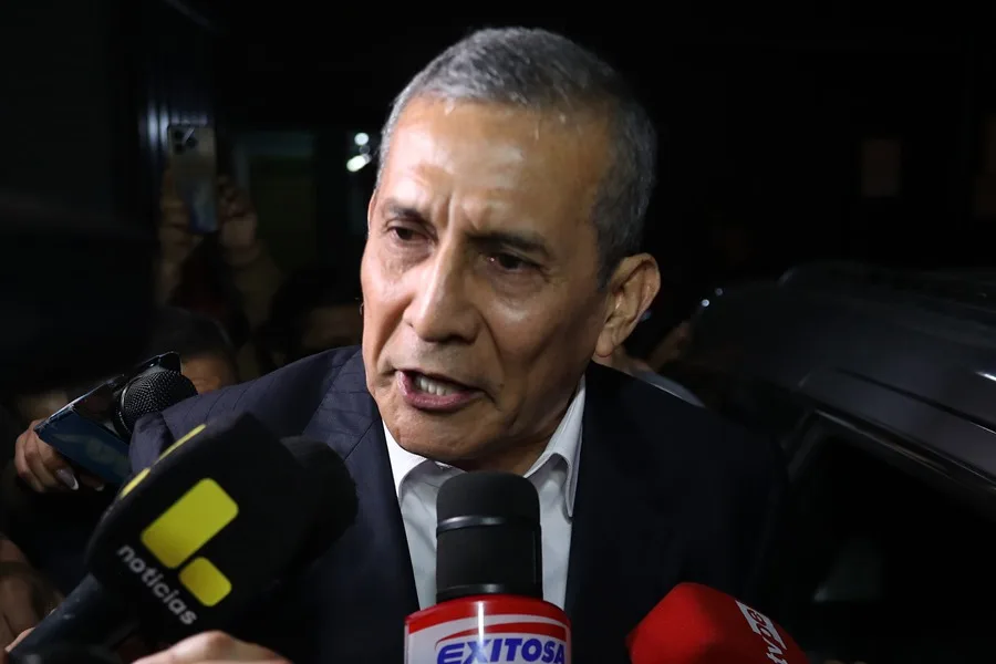 El expresidente peruano Ollanta Humala habla con periodistas al salir de la penitenciaría de Barbadillo este viernes, en Lima (Perú). EFE