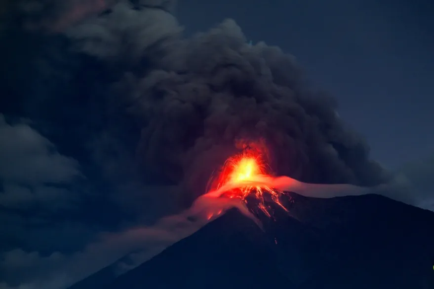 El volcán más activo de Centroamérica -a 35 km de la capital guatemalteca- empezó una fase eruptiva
