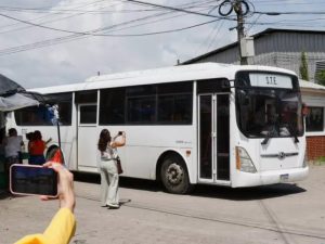 Autobús que transporta a migrantes expulsados de Estados Unidos tras su llegada al aeropuerto Ramón Villeda Morales de San Pedro Sula, en Honduras, el jueves 20 de agosto de 2026. FOTO EDH/AP