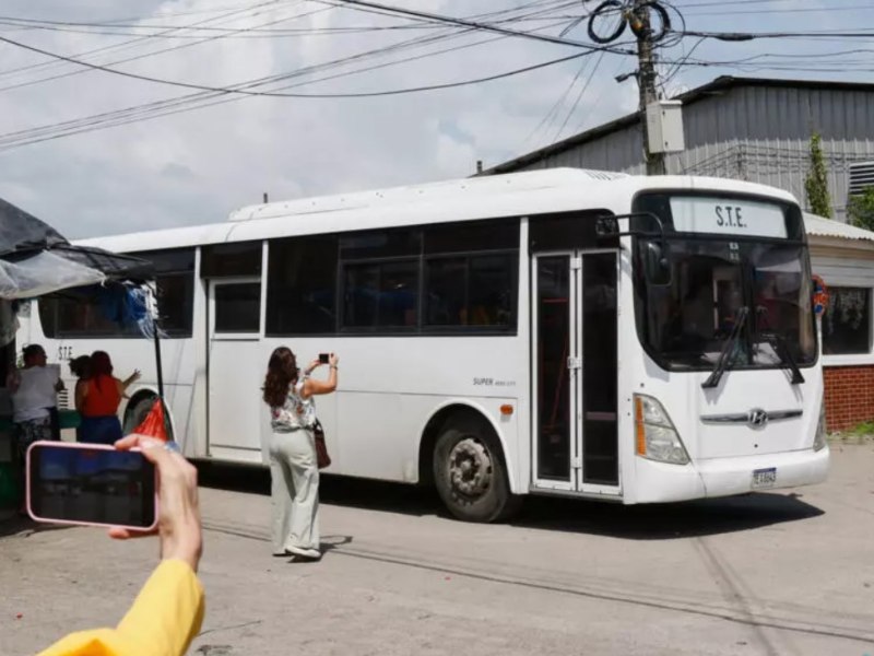 Autobús que transporta a migrantes expulsados de Estados Unidos tras su llegada al aeropuerto Ramón Villeda Morales de San Pedro Sula, en Honduras, el jueves 20 de agosto de 2026. FOTO EDH/AP