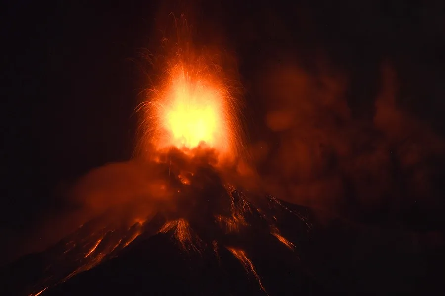 Fotografía del 4 de agosto de 2026 que muestra el volcán de Fuego en erupción, en Alotenango (Guatemala)