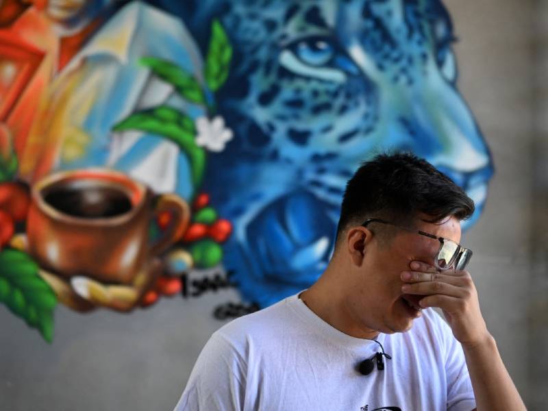 Artistas pintan murales coloridos sobre paredes comunitarias que antes estaban marcadas por grafitis de maras.