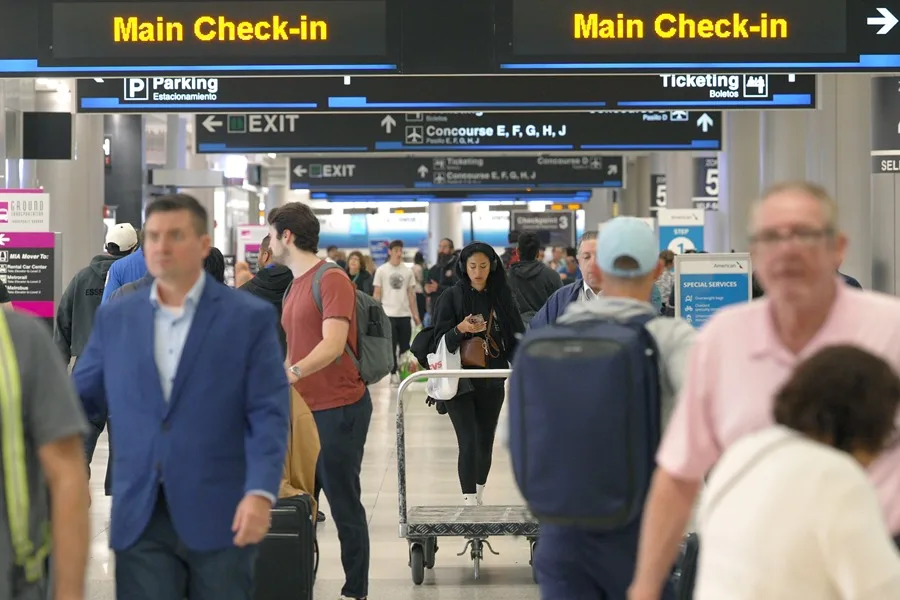 Fotografía de archivo de personas caminando en el Aeropuerto Internacional de Miami, en Florida (EE.UU.). EFE